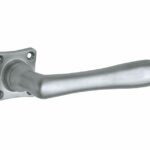 Deurkruk op geveerd vierkant rozet Linea mat chroom