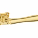 Deurkruk op geveerd vierkant rozet Linea messing ongelakt