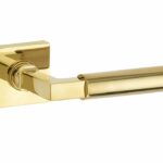 Deurkruk op geveerd rozet verdekt Bauhaus messing ongelakt