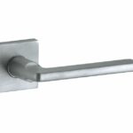 Deurkruk op geveerd rozet verdekt Piatto mat chroom