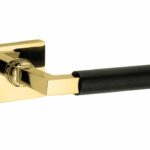 Deurkruk op geveerd rozet verdekt Bauhaus ebben messing ongelakt