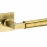 Deurkruk op ongeveerd rozet Bauhaus messing antiek