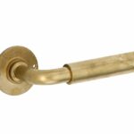 Deurkruk op ongeveerd rozet Frankfurt/Chemin de Fer messing antiek