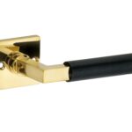 Deurkruk op ongeveerd rozet Bauhaus ebben messing ongelakt