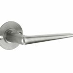 Deurkruk op ongeveerd rozet Wig/Chemin de Fer mat nikkel ongelakt