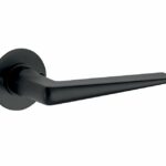 Deurkruk op ongeveerd rozet Wig/Chemin de Fer mat zwart
