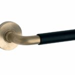 Deurkruk op geveerd rozet Frankfurt ebben/Vivo messing antiek