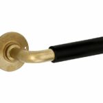 Deurkruk op ongeveerd rozet Frankfurt ebben/Chemin de Fer messing antiek