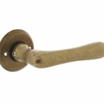 Gatdeel deurkruk Trento met rozet ø50x5mm messing getrommeld