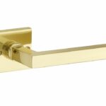 Deurkruk op ongeveerd rozet Kare/Bauhaus messing gelakt