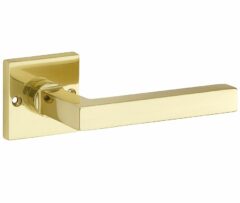Deurkruk op ongeveerd rozet Kare/Bauhaus messing gelakt