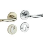 SKG3 kruk/kruk op rozet Halfsabel Rechts + kerntrekbeveiliging glans nikkel/glans chroom