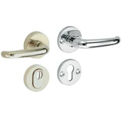 SKG3 kruk/kruk op rozet Halfsabel Rechts + kerntrekbeveiliging glans nikkel/glans chroom