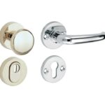 SKG3 knop/kruk op rozet Halfsabel Rechts + kerntrekbeveiliging glans nikkel/glans chroom