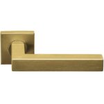 Deurkruk Basis Vierkant op geveerd rozet PVD Mat Goud