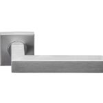 Deurkruk Basis Vierkant op geveerd rozet Mat RVS