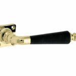 Deurkruk op geveerd vierkant rozet Antique ebben messing gelakt