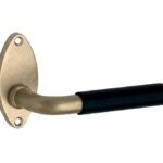 Deurkruk op ongeveerd rozet Frankfurt ebben/elips messing antiek