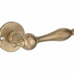 Deurkruk op ongeveerd rozet Barock/facet messing antiek