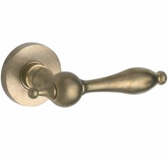 Deurkruk op geveerd rozet Barock/Vivo messing antiek