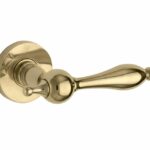 Deurkruk op geveerd rozet Barock/Vivo messing ongelakt