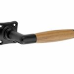 Deurkruk op geveerd vierkant rozet Ton teak mat zwart