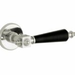 Deurkruk op ongeveerd rozet Roman bakeliet/facet glans nikkel