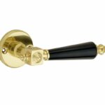 Deurkruk op ongeveerd rozet Roman bakeliet/facet messing gelakt