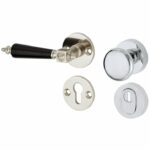 SKG3 knop/kruk op rozet Roman bakeliet Links + kerntrekbeveiliging glans nikkel/glans chroom