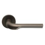 Enkele deurkruk RIVIO by Gensler GL100-G op rozet rechts brons