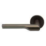 Enkele deurkruk RIVIO by Gensler GL101-G op rozet links brons