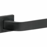 Deurkruk op geveerd rozet Trinity pvd mat zwart