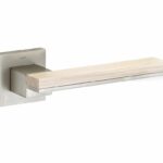 Deurkruk op geveerd rozet Mimolimit mat nikkel ongelakt/gebleekt eiken