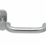 Enkele deurkruk verkropt op ovaal rozet Chase RVS mat