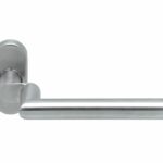 Enkele deurkruk verkropt op ovaal rozet Tessa RVS mat