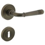 Intersteel deurkruk Helena op rozet met sleutel plaatjes gebruineerd