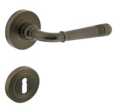 Intersteel deurkruk Helena op rozet met sleutel plaatjes gebruineerd