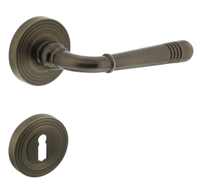 Intersteel deurkruk Helena op rozet met sleutel plaatjes gebruineerd