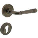 Intersteel deurkruk Helena op rozet met cilinder plaatjes gebruineerd