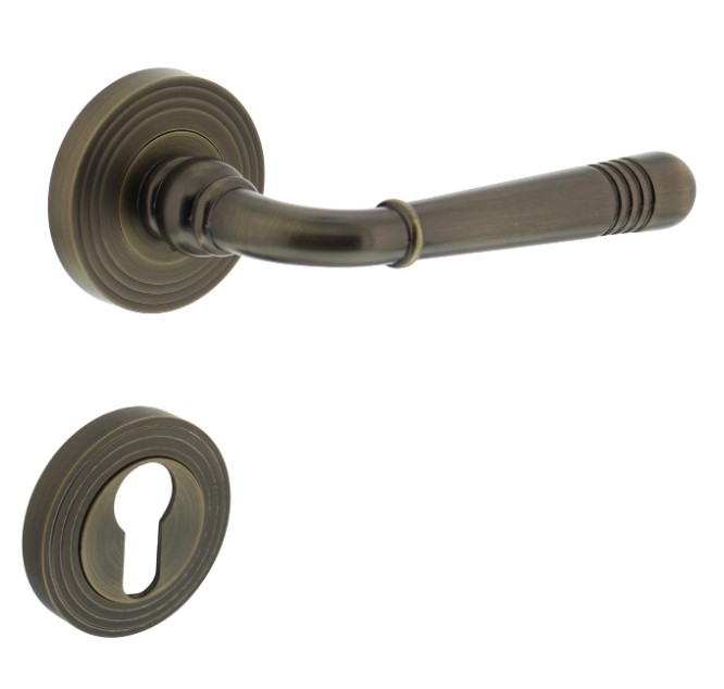 Intersteel deurkruk Helena op rozet met cilinder plaatjes gebruineerd