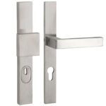 SKG3 PC72 knop/kruk Metro rechts op rechthoekig smal schild PRIO + kerntrekbeveiliging RVS