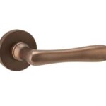 Deurkruk op geveerd rozet Linea/Vivo messing antiek brons