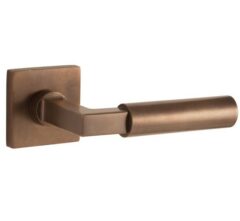 Deurkruk op geveerd rozet verdekt Bauhaus messing antiek brons