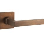 Deurkruk op geveerd rozet verdekt Kare messing antiek brons