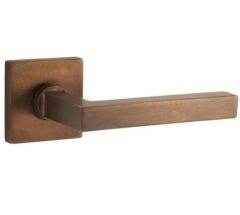 Deurkruk op geveerd rozet verdekt Kare messing antiek brons