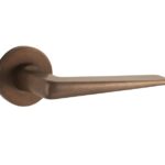 Deurkruk op geveerd rozet Wig/Vivo messing antiek brons