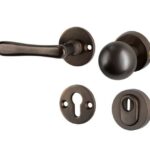 SKG3 knop/kruk op rozet Linea Links + kerntrekbeveiliging messing antiek brons