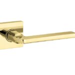 Deurkruk op geveerd rozet verdekt Piatto messing ongelakt