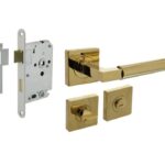 Intersteel deurbeslag set WC-slot 63/8 mm wit + Deurkruk Bau-Stil en WC-sluiting PVD messingkleur
