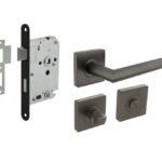 Intersteel deurbeslag set WC-slot 63/8 mm zwart + Deurkruk Bastian vierkant en WC-sluiting antraciet grijs